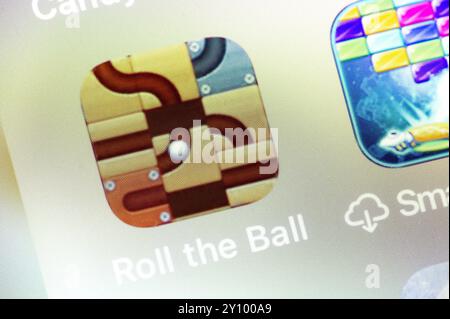 OSTRAVA, TSCHECHIEN – 27. JULI 2024: Das mobile Spiel Roll the Ball wird auf iOS-Geräten installiert Stockfoto