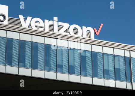 OSTRAVA, TSCHECHIEN - 28. SEPTEMBER 2023: Banner des Mobilfunkbetreibers Verizon auf einem modernen Gebäude Stockfoto