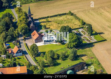 Luftbild, Vereinsheim St. Hubertus Schützenbruderschaft Süddinker 1826 e.V., Person mit Rollator, katholischer Friedhof Süddinker Gräberfeld, Stadtbezirk Rhynern, Hamm, Ruhrgebiet, Nordrhein-Westfalen, Deutschland ACHTUNGxMINDESTHONORARx60xEURO *** Luftansicht, Clubhaus St Hubertus Schützenbruderschaft Süddinker 1826 e V , Person mit Gehhilfe, katholischer Friedhof Süddinker Gräberfeld, Landkreis Rhynern, Hamm, Ruhrgebiet, Nordrhein-Westfalen, Deutschland ACHTUNGxMINDESTHONORARx60xEURO Stockfoto