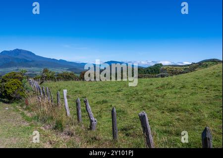 Blick auf die Plaine des Cafres in der Nähe von Le Tampon von der Route du volcan auf der Insel Réunion. Stockfoto