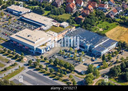 Luftbild, Westpress Arena und beta Finanz Eissportarena Eissporthalle mit Moderniesierung und Renovierungsarbeiten, hinten Einkaufszentrum mit Aldi und Edeka Supermarkt, Parkplätze, Uentrop, Hamm, Ruhrgebiet, Nordrhein-Westfalen, Deutschland ACHTUNGxMINDESTHONORARx60xEURO *** Luftansicht, Westpress Arena und Beta Finanz Eissportarena mit Modernisierungs- und Renovierungsarbeiten, hinter Einkaufszentrum mit Aldi und Edeka Supermarkt, Parkplätze, Uentrop, Hamm, Ruhrgebiet, Nordrhein-Westfalen, Deutschland ACHTUNGxMINDESTHONORARx60xEURO Stockfoto