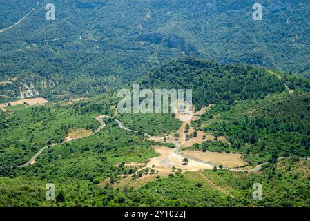 Bergstraße, die zur Burg Donjon von Peyrepertuse in Duilhac/Südfrankreich führt Stockfoto