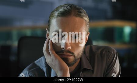 Kaukasischer Geschäftsmann nachdenkliches Denken Abend Büro Arbeit Porträt Geschäftsmann Unternehmer Unternehmen CEO Leader Arbeitgeber Marketing Manager Lösung Stockfoto