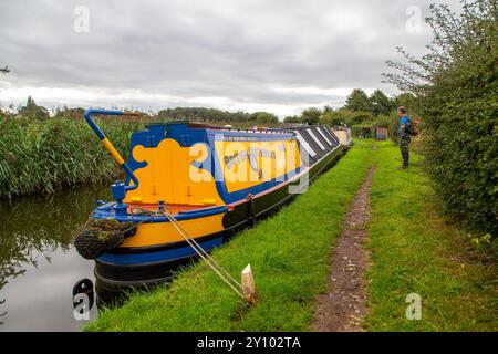 Ehemaliges Schmalboot der britischen Wasserstraßen, das auf dem Trent und Mersey Kanal in der Landschaft von cheshire vor Anker lag Stockfoto