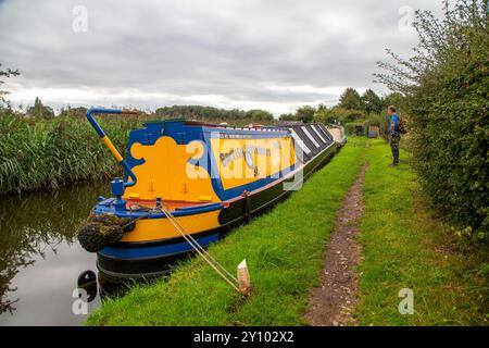 Ehemaliges Schmalboot der britischen Wasserstraßen, das auf dem Trent und Mersey Kanal in der Landschaft von cheshire vor Anker lag Stockfoto