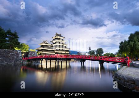 Das historische Schloss Matsumoto in Matsumoto, Japan bei Sonnenaufgang. Stockfoto