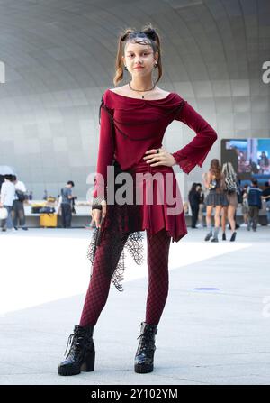 Seoul, Südkorea. September 2024. Street Style Fotos von Teilnehmern, die am 3. September 2024 während der Seoul Fashion Week in Seoul, Südkorea, aufgenommen wurden. (Foto: Lee Young Ho/SIPA USA) Credit: SIPA USA/Alamy Live News Stockfoto