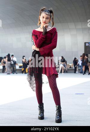 Seoul, Südkorea. September 2024. Street Style Fotos von Teilnehmern, die am 3. September 2024 während der Seoul Fashion Week in Seoul, Südkorea, aufgenommen wurden. (Foto: Lee Young Ho/SIPA USA) Credit: SIPA USA/Alamy Live News Stockfoto