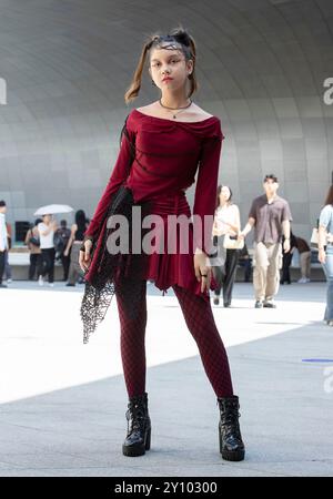 Seoul, Südkorea. September 2024. Street Style Fotos von Teilnehmern, die am 3. September 2024 während der Seoul Fashion Week in Seoul, Südkorea, aufgenommen wurden. (Foto: Lee Young Ho/SIPA USA) Credit: SIPA USA/Alamy Live News Stockfoto