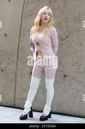 Seoul, Südkorea. September 2024. Street Style Fotos von Teilnehmern, die am 3. September 2024 während der Seoul Fashion Week in Seoul, Südkorea, aufgenommen wurden. (Foto: Lee Young Ho/SIPA USA) Credit: SIPA USA/Alamy Live News Stockfoto