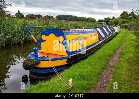 Ehemaliges Schmalboot der britischen Wasserstraßen, das auf dem Trent und Mersey Kanal in der Landschaft von cheshire vor Anker lag Stockfoto