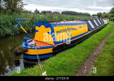 Ehemaliges Schmalboot der britischen Wasserstraßen, das auf dem Trent und Mersey Kanal in der Landschaft von cheshire vor Anker lag Stockfoto