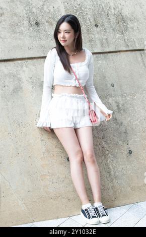 Seoul, Südkorea. September 2024. Street Style Fotos von Teilnehmern, die am 3. September 2024 während der Seoul Fashion Week in Seoul, Südkorea, aufgenommen wurden. (Foto: Lee Young Ho/SIPA USA) Credit: SIPA USA/Alamy Live News Stockfoto