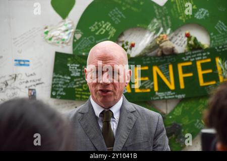 London, Großbritannien. September 2024. Matt Wrack, Generalsekretär der Feuerwehrunion, spricht mit den Medien neben der Gedenkmauer des Grenfell Tower, während der Untersuchungsbericht veröffentlicht wird. 72 Menschen starben, als 2017 ein Brand in einem Wohnblock in North Kensingon, West London, ausbrach. Quelle: Vuk Valcic/Alamy Live News Stockfoto