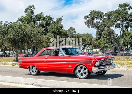 Gulfport, MS - 07. Oktober 2023: Weitwinkelansicht eines Ford Falcon Futura 2-türigen Hardtops aus dem Jahr 1964 auf einer lokalen Autoshow. Stockfoto