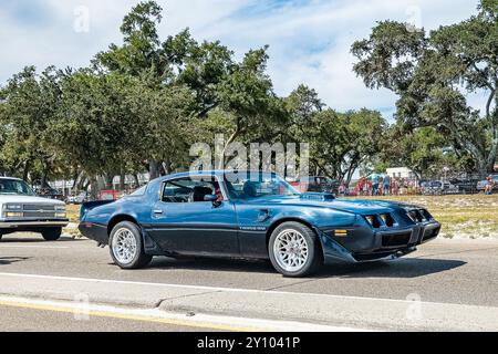 Gulfport, MS - 07. Oktober 2023: Weitwinkel-Seitenansicht eines Pontiac Firebird Trans am aus dem Jahr 1979 auf einer lokalen Autoshow. Stockfoto