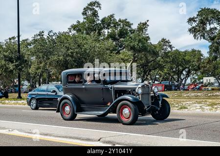 Gulfport, MS - 07. Oktober 2023: Weitwinkelansicht eines Ford Model A Tudor Limousine aus dem Jahr 1930 auf einer lokalen Autoshow. Stockfoto