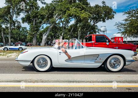 Gulfport, MS - 07. Oktober 2023: Weitwinkel-Seitenansicht eines 1960 Chevrolet Corvette C1 Cabriolets auf einer lokalen Autoshow. Stockfoto