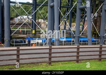 Canal Narrowboat im Anderton Boat Lift, verbindet den Trent und Mersey Kanal mit dem Fluss Weaver bei Anderton bei Northwich Cheshire Stockfoto