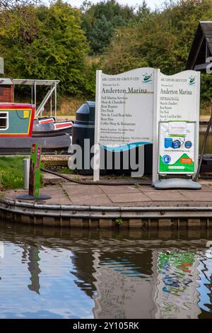 Der Anderton Schmalboot Yachthafen liegt am Trent and Mersey Kanal, während er durch die Landschaft von Cheshire in Anderton bei Northwich führt Stockfoto