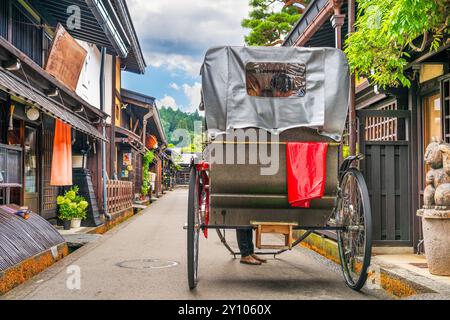 Takayama, Japan, an der historischen Sannomachi Street in der Altstadt mit einer Rikscha. Stockfoto