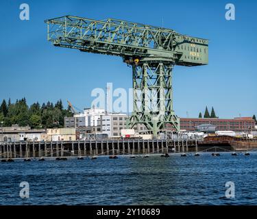 Der Kran Nr. 28 der Puget Sound Naval Shipyard (Bremerton Navy Yard) ist ein Hammerkopfkran. Es wurde 1933 für 500 000 US-Dollar gebaut. Es ist 250 t Stockfoto