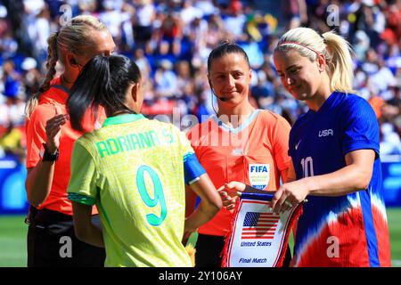 PARIS, FRANKREICH – 10. AUGUST: Lindsey Horan aus den USA und Marta Vieira da Silva aus Brasilien bei den Olympischen Spielen 2024 in Paris Stockfoto