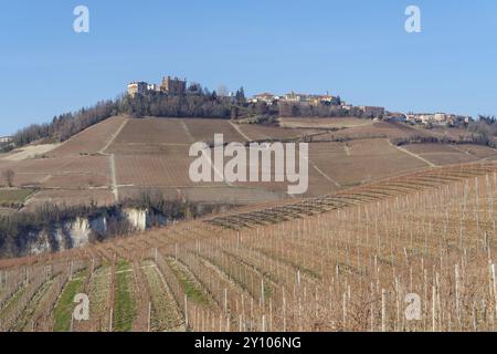 Hügel und Landschaft in Langhe, Novello altes Dorf, Piemont Region, Norditalien Stockfoto