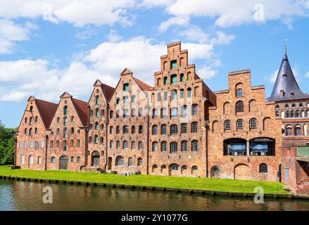 Allgemeiner Blick auf den Salzspeicher, einen historischen Komplex ehemaliger Salzlager aus dem 16. Bis 18. Jahrhundert an der Trave in Lübeck. Stockfoto