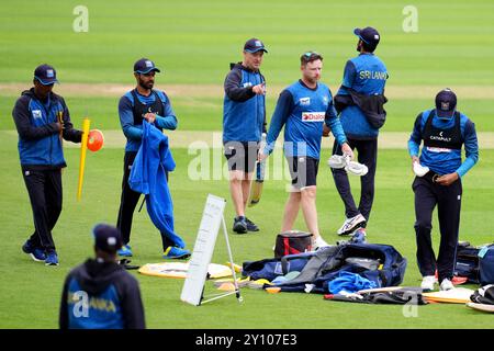 Sri Lankas Schlagtrainer Ian Bell (3. Von rechts) während einer Nets Session im Kia Oval in London. Bilddatum: Mittwoch, 4. September 2024. Stockfoto