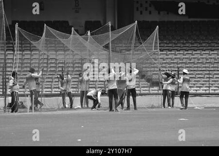 Cricketspieler und Mitarbeiter bereiten sich auf die Duleep Trophy am 4. September 2024 im M.. Chinnaswamy Stadium, Bangalore, Karnataka, Indien Stockfoto