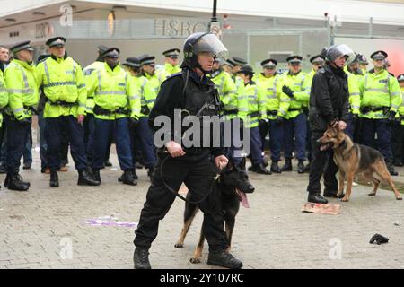 Die umstrittene rechte Gruppe, die English Defence League (EDL), organisierte eine Kundgebung auf dem Victoria Square im Stadtzentrum von Bolton, die von einer Gegendemonstration begleitet wurde, die von Unite Against Faschism (UAF) organisiert wurde. Mehr als 1.500 UAF- und 1.500 EDL-Unterstützer kamen in die Stadt; obwohl die beiden Fraktionen in zwei ausgewiesenen Bereichen auf dem Platz bleiben sollten, die durch Stahlbarrieren getrennt waren, brachen viele durch die Barrikaden und waren an Zusammenstößen beteiligt. Mit Schlagstöcken und Hunden bewaffnete Polizeibeamte konfrontierten sie. Demonstranten von beiden Seiten stießen mit der Polizei zusammen. Siebenundsechzig Stockfoto