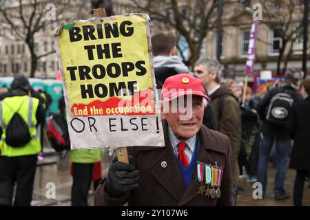 Die umstrittene rechte Gruppe, die English Defence League (EDL), organisierte eine Kundgebung auf dem Victoria Square im Stadtzentrum von Bolton, die von einer Gegendemonstration begleitet wurde, die von Unite Against Faschism (UAF) organisiert wurde. Mehr als 1.500 UAF- und 1.500 EDL-Unterstützer kamen in die Stadt; obwohl die beiden Fraktionen in zwei ausgewiesenen Bereichen auf dem Platz bleiben sollten, die durch Stahlbarrieren getrennt waren, brachen viele durch die Barrikaden und waren an Zusammenstößen beteiligt. Mit Schlagstöcken und Hunden bewaffnete Polizeibeamte konfrontierten sie. Demonstranten von beiden Seiten stießen mit der Polizei zusammen. Siebenundsechzig Stockfoto