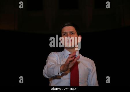 Außenminister David Miliband beantwortete bei einer öffentlichen Sitzung in Hammersmith, West London, Fragen der Einheimischen zur Außen- und Innenpolitik Stockfoto