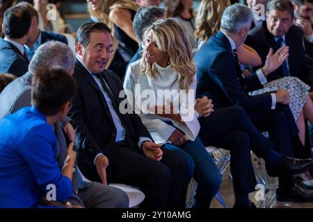 Madrid, Spanien. September 2024. Yolanda Diaz (R), spanischer Minister für Arbeit und Sozialwirtschaft und Vizepräsidentin der spanischen Regierung, ebenfalls Gründer der Partei Sumar, sprach mit Jose Manuel Albares (L), spanischer Außenminister, während eines institutionellen Akts am Cervantes-Institut. Quelle: SOPA Images Limited/Alamy Live News Stockfoto