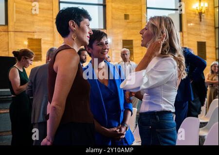 Madrid, Spanien. September 2024. Yolanda Diaz (R), spanische Ministerin für Arbeit und Sozialwirtschaft und Vizepräsidentin der spanischen Regierung, ebenfalls Gründerin der politischen Partei Sumar, sprach mit Isabel Rodriguez (C), spanischer Ministerin für Wohnungsbau und städtische Agenda, und Elma Saiz (L), spanischer Ministerin für Integration, während eines institutionellen Akts am Cervantes-Institut. Quelle: SOPA Images Limited/Alamy Live News Stockfoto