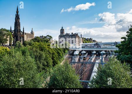 Zug Ankunft am Bahnhof Waverley mit Blick auf die Bahngleise, Edinburgh, Schottland, Großbritannien Stockfoto