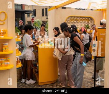 Am Samstag, den 17. August 2024, stellen sich Leute für Proben bei einer Sol de Janeiro Markenaktivierung im Meatpacking District in New York an. Die L’Occitane Group erwarb 2021 eine Mehrheitsbeteiligung an dem Unternehmen. (© Richard B. Levine) Stockfoto