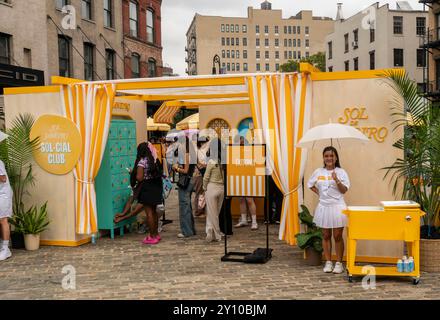 Am Samstag, den 17. August 2024, stellen sich Leute für Proben bei einer Sol de Janeiro Markenaktivierung im Meatpacking District in New York an. Die L’Occitane Group erwarb 2021 eine Mehrheitsbeteiligung an dem Unternehmen. (© Richard B. Levine) Stockfoto