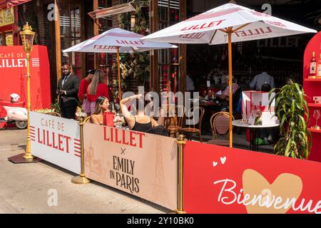 Im Restaurant Boucherie in Greenwich Village in New York wurde ein Pop-up-Programm für den Aperitif Lillet und das Fernsehprogramm Emily in Paris Netflix am Mittwoch, den 14. August 2024, angeboten. (© Richard B. Levine) Stockfoto