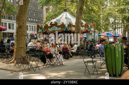 Besucher des Bryant Park in New York genießen das warme Wetter am Donnerstag, den 15. August 2024 (© Richard B. Levine) Stockfoto
