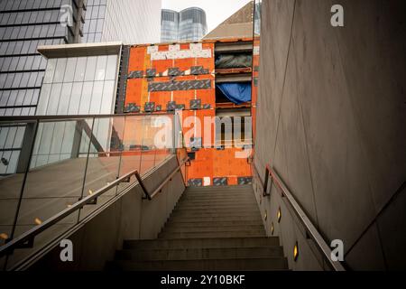 Renovierung von Hudson Yards in New York am Samstag, 17. August 2024. Der Raum war ursprünglich vom Kaufhaus Neiman Marcus besetzt, das während des Konkurses geräumt wurde. Fenster werden installiert und das Innere als Büros für den neuen Mietbrunnen Fargo renoviert. (© Richard B. Levine) Stockfoto