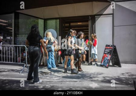 Die Schüler checken am Sonntag, den 18. August 2024, in ihrem Schlafsaal ein und lernen in der Kerrey Hall in der New School in Greenwich Village in New York kennen. (© Richard B. Levine) Stockfoto