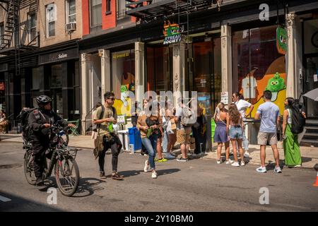 Markenaktivierung Duolingo „Streak Society“ in Soho in New York am Samstag, 24. August 2024. (© Richard B. Levine) Stockfoto