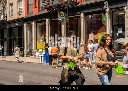 Markenaktivierung Duolingo „Streak Society“ in Soho in New York am Samstag, 24. August 2024. (© Richard B. Levine) Stockfoto