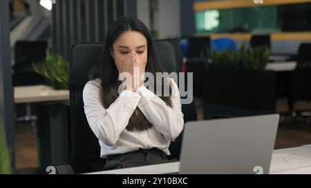 Schockiert verwirrt verärgert enttäuscht Geschäftsfrau kaukasische Managerin Mädchen Geschäftsfrau Arbeitgeber Büroangestellte las schlechte Nachrichten lehnte Bankanzeige ab Stockfoto