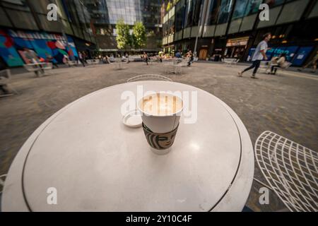 Ein grande Pumpkin Spice Latte von Starbucks wird am ersten Tag, Donnerstag, den 22. August 2024, auf der plaza of Manhattan West in New York gesehen. Die jährliche Kürbis Spice Latte Saison ist da, als Starbucks sein beliebtes aromatisiertes Kaffeegetränk zum frühesten Mal seit 21 Jahren auf den Markt bringt. (© Richard B. Levine) Stockfoto