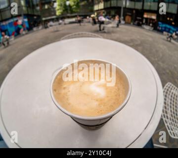 Ein grande Pumpkin Spice Latte von Starbucks wird am ersten Tag, Donnerstag, den 22. August 2024, auf der plaza of Manhattan West in New York gesehen. Die jährliche Kürbis Spice Latte Saison ist da, als Starbucks sein beliebtes aromatisiertes Kaffeegetränk zum frühesten Mal seit 21 Jahren auf den Markt bringt. (© Richard B. Levine) Stockfoto