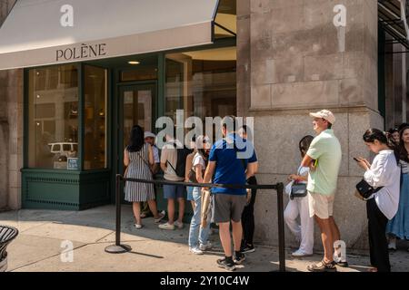Eine Reihe von Käufern wartet am Samstag, den 24. August 2024, auf den Besuch des Pariser Lederwarengeschäfts Soho in New York. (© Richard B. Levine) Stockfoto