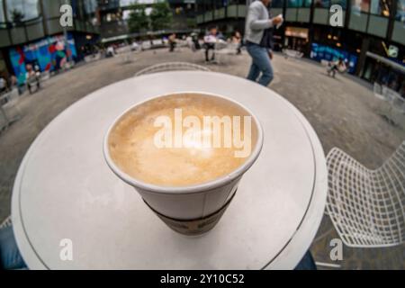 Ein grande Pumpkin Spice Latte von Starbucks wird am ersten Tag, Donnerstag, den 22. August 2024, auf der plaza of Manhattan West in New York gesehen. Die jährliche Kürbis Spice Latte Saison ist da, als Starbucks sein beliebtes aromatisiertes Kaffeegetränk zum frühesten Mal seit 21 Jahren auf den Markt bringt. (© Richard B. Levine) Stockfoto